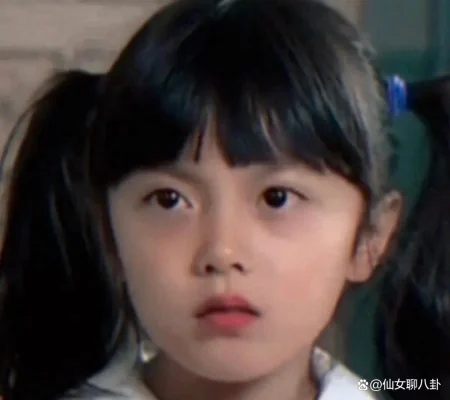 赵今麦，等比例长大的女明星，小时候真可爱